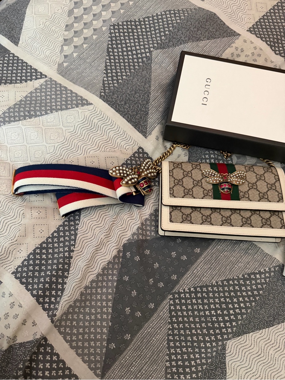 Gucci Beige GG Supreme Shoulder Bag with Red and Green Stripe and Pearl Bee - Picture 2 of 12